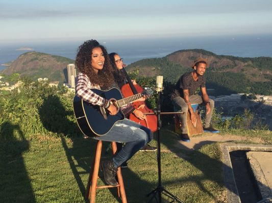 Além de cantar e tocar violão, Gabriela Gomes contou com a participação dos músicos Fernanda Fernandes (chello) e Thimoteo Dom (cajon)